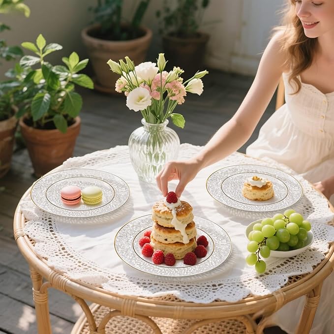 SUT 100Pcs Clear Plastic Plates, Hammered Plates Disposable Heavy Duty, Clear Disposable Plates With Gold Rim, Fancy Plastic plates Include 50 Dinner and 50 Dessert plates for Wedding